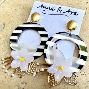 🌸 NWT Anna & Ava Flower Earrings
